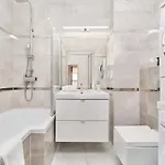 Krakowska With Balcony And Free Garage By Renters דירה
