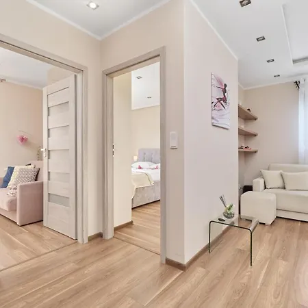 Krakowska With Balcony And Free Garage By Renters