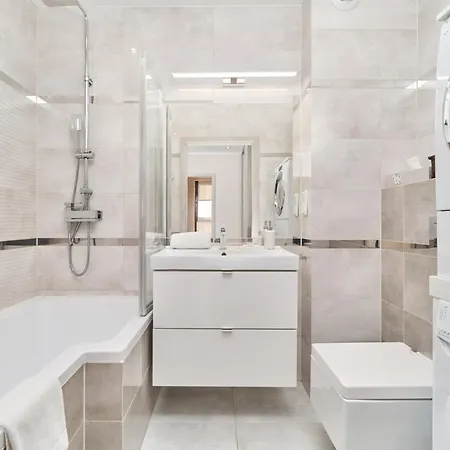 Krakowska With Balcony And Free Garage By Renters Appartamento