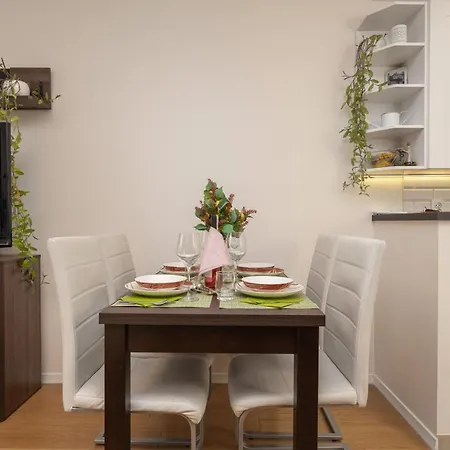 Krakowska With Balcony And Free Garage By Renters Apartman *