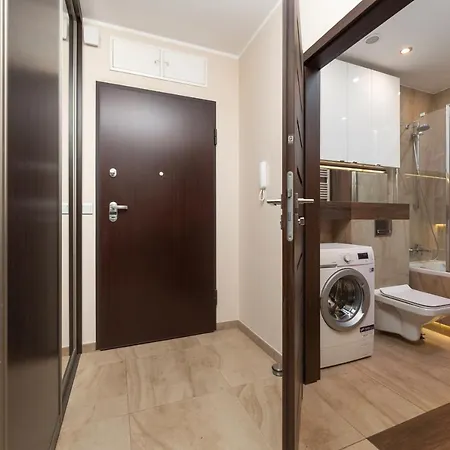 Krakowska With Balcony And Free Garage By Renters Appartement